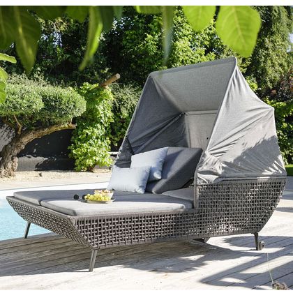 Ruheinsel für Tagträumer: Daybed mit Flechtkorpus.}