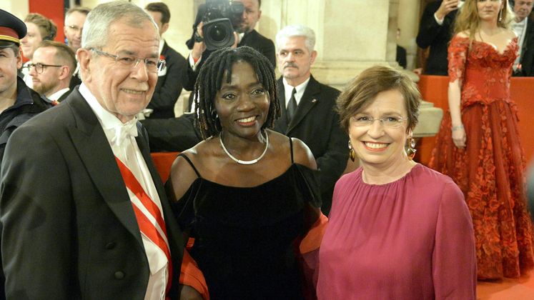 Bundespräsident Alexander Van der Bellen, sein Gast Auma Obama und seine Frau Doris Schmidauer.