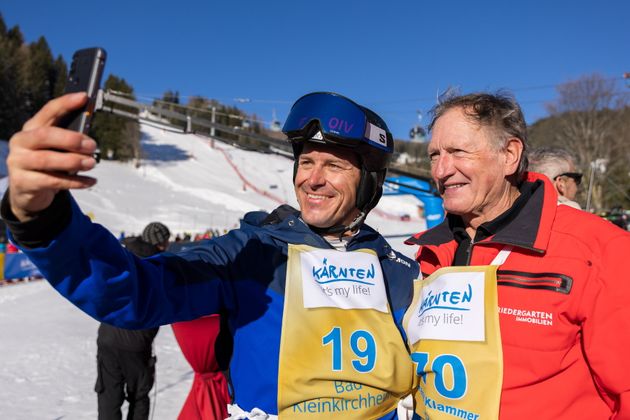 Kroatiens Ski-Legende Ivica Kostelic bat um ein Selfie mit Franz Klammer.