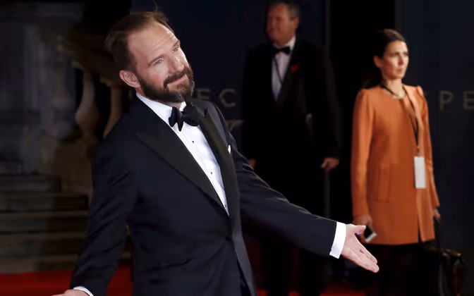 Ralph Fiennes tanzte sich über den roten Teppich. Er ist der neue Bond-Boss "M".