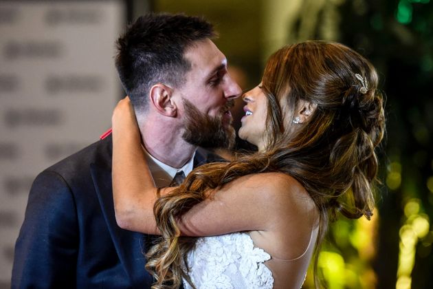 Hochzeitskuss: Lionel Messi und seine Jugendliebe Antonella Roccuzzo gaben sich erst kürzlich das Ja-Wort.