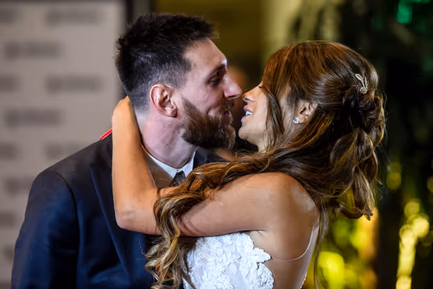 Hochzeitskuss: Lionel Messi und seine Jugendliebe Antonella Roccuzzo gaben sich erst kürzlich das Ja-Wort.