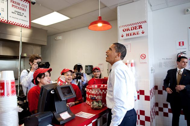 Es geht auch weniger gesund: Barack Obama stillt seinen Heißhunger auf Fast Food im Schnellrestaurant Five Guys in Washington D.C.