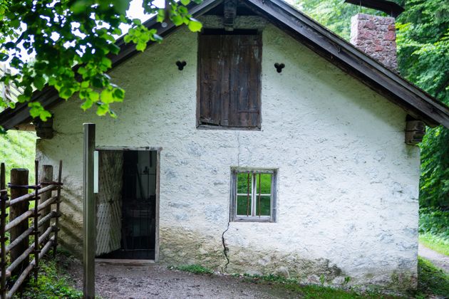 Die Schmiede wurde in der zweiten Hälfte des 18. Jahrhunderts errichtet und hat neben der Werkstatt auch eine Wohnung.