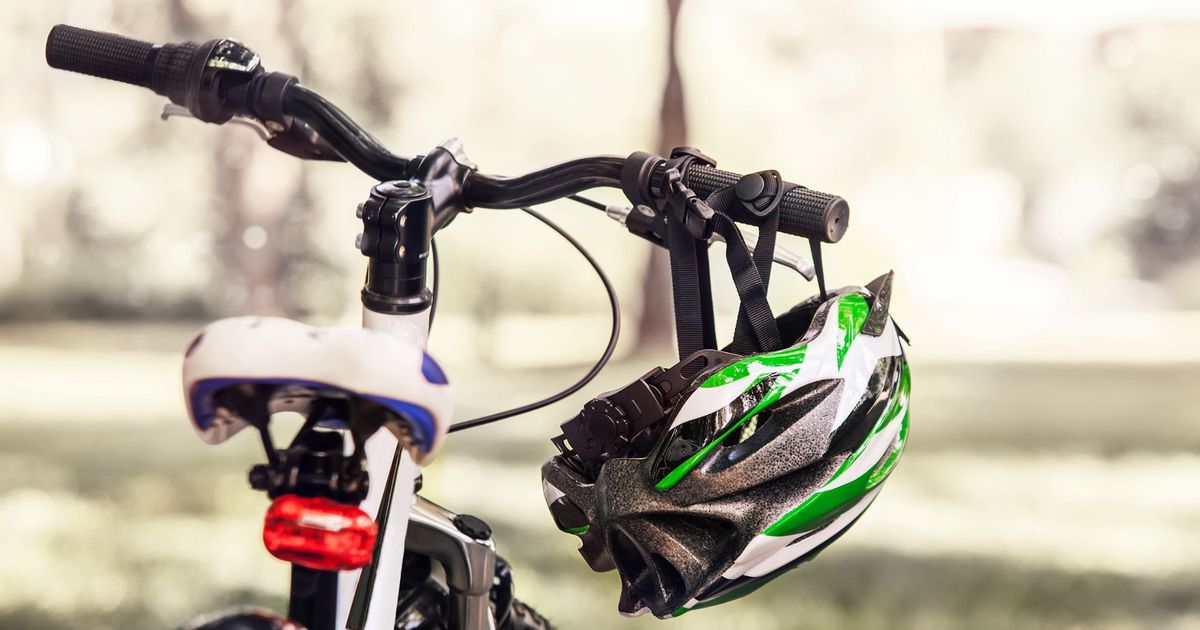 Am-Fahrradhelm-gepackt-Unbekannter-riss-in-Imst-13-J-hrigen-samt-E-Bike-zu-Boden