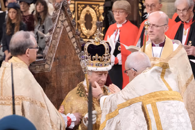 Der Erzbischof von Canterbury setzte König Charles die schwere Edwardskrone auf.