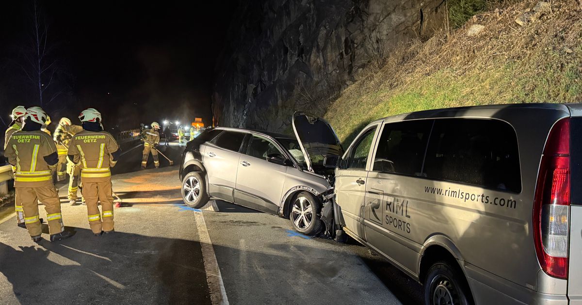 Zwei-Autounf-lle-auf-der-tztalstra-e-13-Personen-verletzt-mehrere-davon-schwer