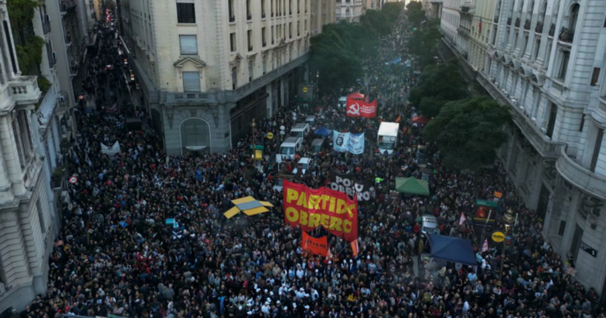 K-rzungen-an-Unis-Zehntausende-protestierten-in-Argentinien