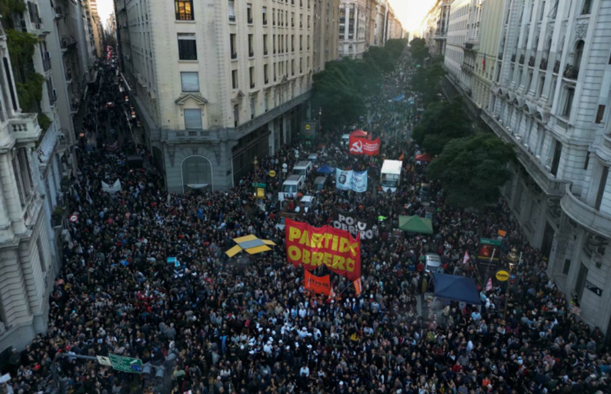 Kürzungen an Unis: Zehntausende protestierten in Argentinien