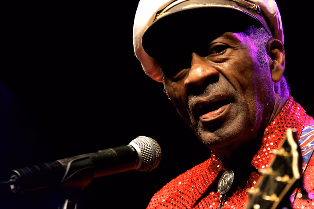 18. März: Chuck Berry (✝ 90) | Der US-Amerikaner war einer der größten Songschreiber und besten Gitarristen seiner Zeit. Hits wie "Sweet Little Sixteen" oder "Johnny B. Goode" wurden weltweite Klassiker. Die Rock-'n'-Roll-Legende beeinflusste Musiker wie die Beatles, die Rolling Stones oder Bob Dylan.
