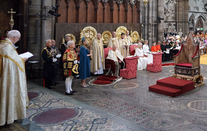 König Charles und Königin Camilla zu Beginn der Zeremonie.