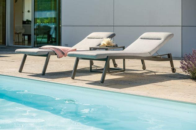 Cool am Pool: praktische Rollliege mit wetterbeständiger Auflage.