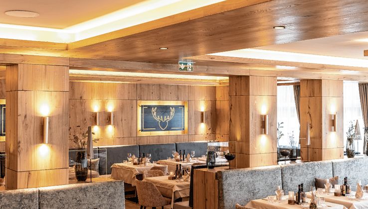 Lichtdurchflutetes Restaurant mit Buffet-Bereich und zwei modernen Stüberln.