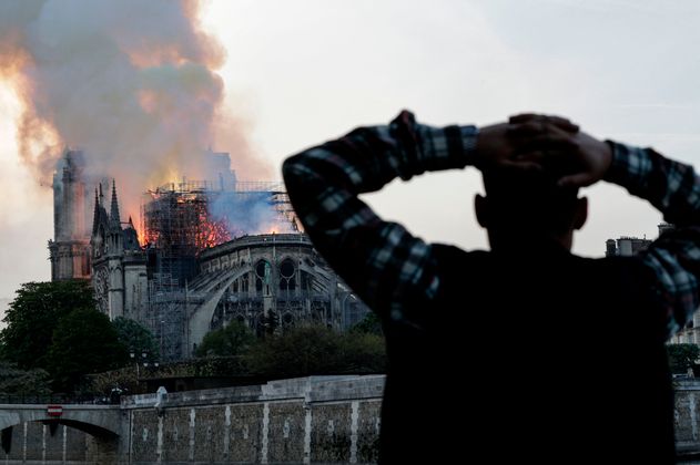 Fassunglos beobachten Bewohner von Paris und Touristen, wie Notre-Dame ein Raub der Flammen wird.