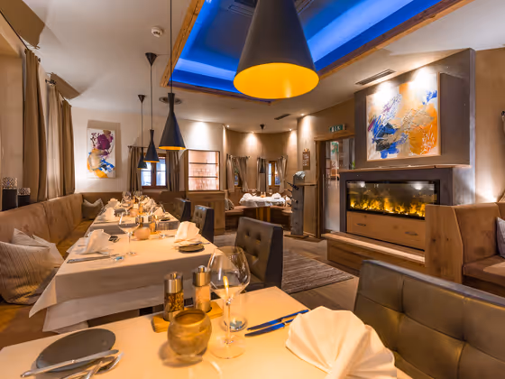 Das Gourmet-Restaurant „Atelier Freund-Schafft” ist mit drei Hauben von Gault & Millau und als „Best HP von Österreich” ausgezeichnet und erhielt von Falstaff drei Gabeln.
