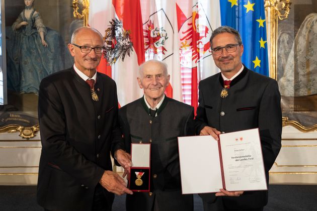Anton Keller aus Vils (Bezirk Reutte) erhielt die Verdienstmedaille für seine Verdienste um die „Tiroler Krippe“ und die Burg Vilsegg.