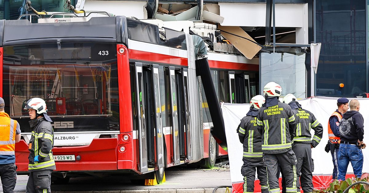 Bus-krachte-in-Salzburg-in-Supermarkt-Ein-Toter-und-sieben-Verletzte