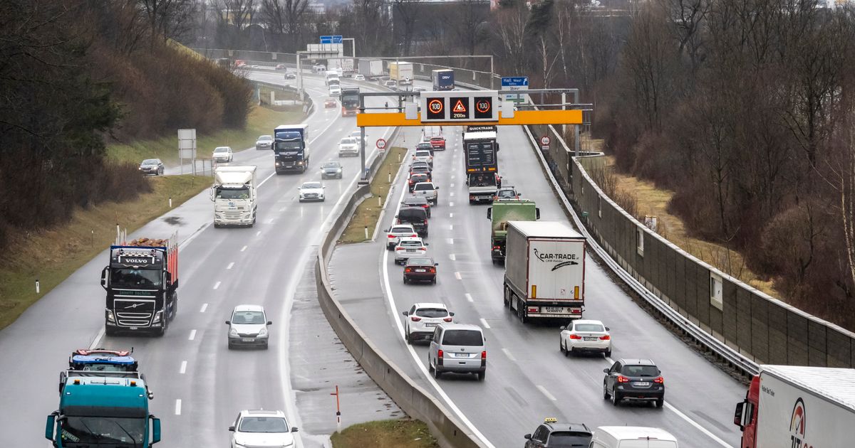 Kurioser-Polizeieinsatz-Mann-schlief-bei-Ampass-neben-der-Inntalautobahn