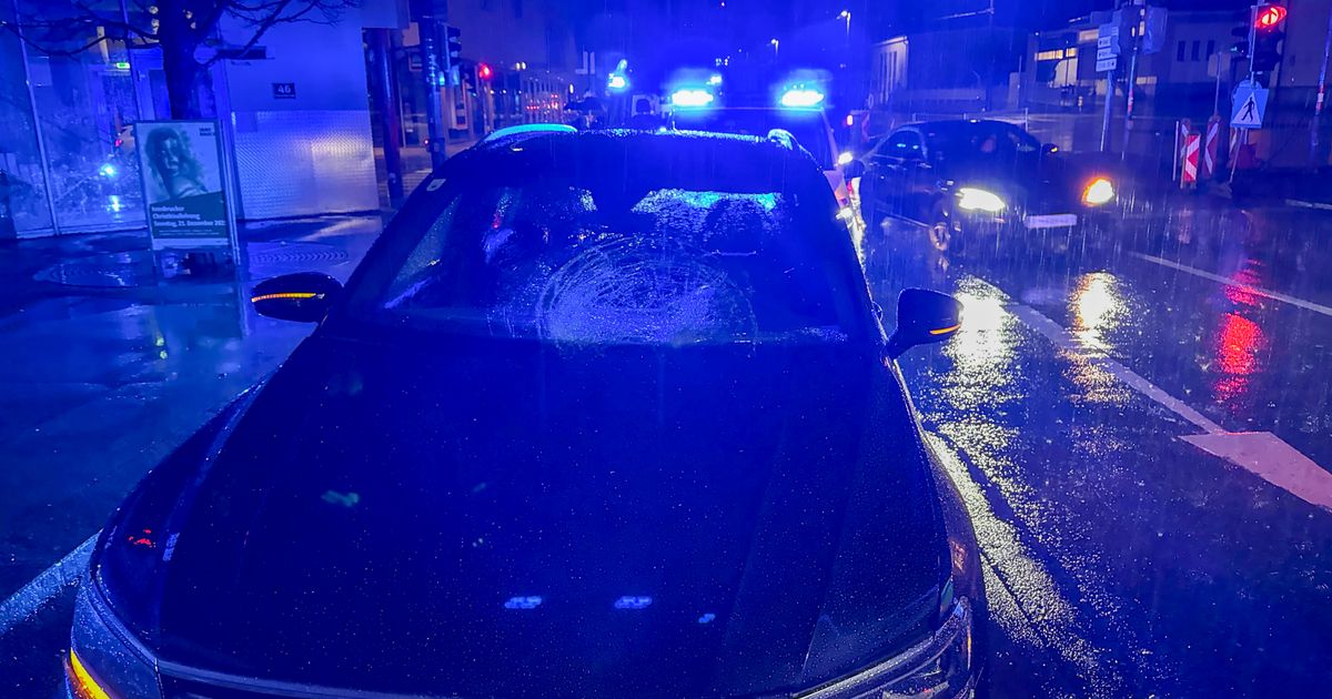 32-J-hrige-in-Innsbruck-von-Auto-erfasst-und-gegen-Windschutzscheibe-geschleudert