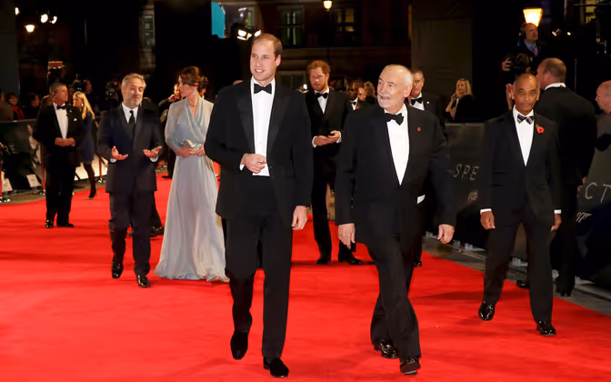 Prinz William, Kate und Harry erschienen kurz nach 20 Uhr. Die Royals wurden von den Produzenten und Regisseur Sam Mendes in die Royal Albert Hall begleitet. Dabei plauderten sie alle angeregt.