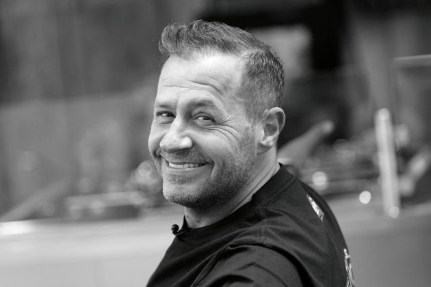 20. April: WILLI HERREN (✞ 45) | Der Schlagerstar und Schauspieler war ein bekanntes Gesicht in zahlreichen deutschen Reality-Shows. Bekannt wurde er durch seine Rolle des Oliver „Olli" Klatt in der „Lindenstraße". Er galt als typische Kölner Frohnatur, hatte aber auch imer wieder mit Alkohol- und  Drogenproblemen zu kämpfen.