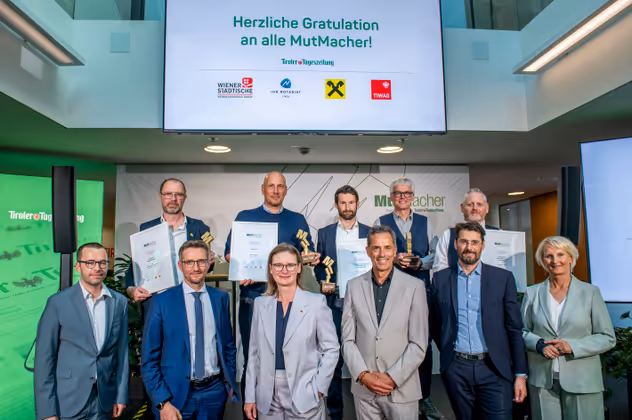 Die Gewinner des Jurypreises mit den VertreterInnen der TT und der MutMacher-Partnerunternehmen.