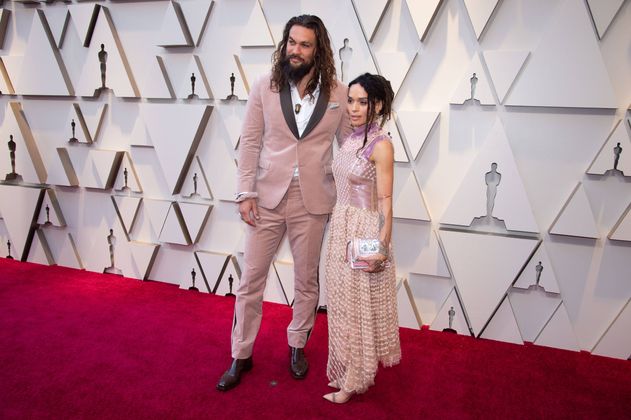 Jason Mamoa und seine Frau Lisa Bonet haben sich farblich abgestimmt und dafür gibt es Extra-Style-Punkte. Aber sorry, Lisa: Was trägst du da über dem Kleid? Euren Küchen-Vorhang?