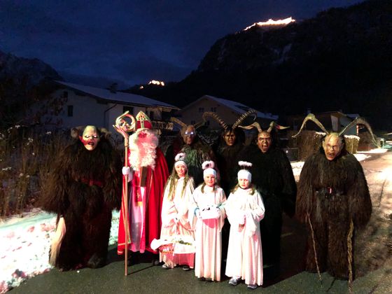 Der Nikolaus von Haus zu Haus in Ehenbichl.