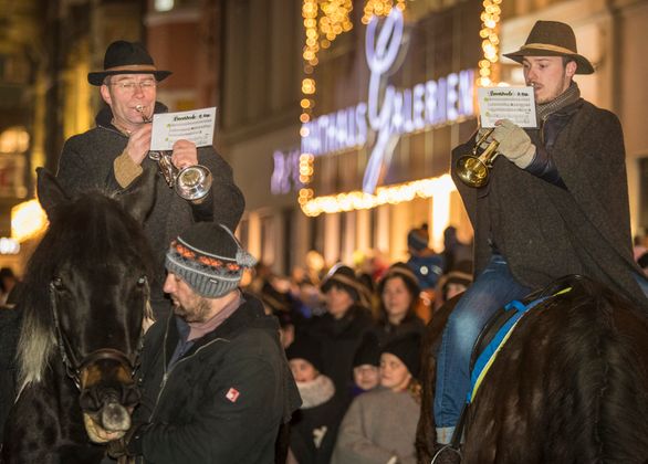 Der Wagen wurde von vier Pferden gezogen.