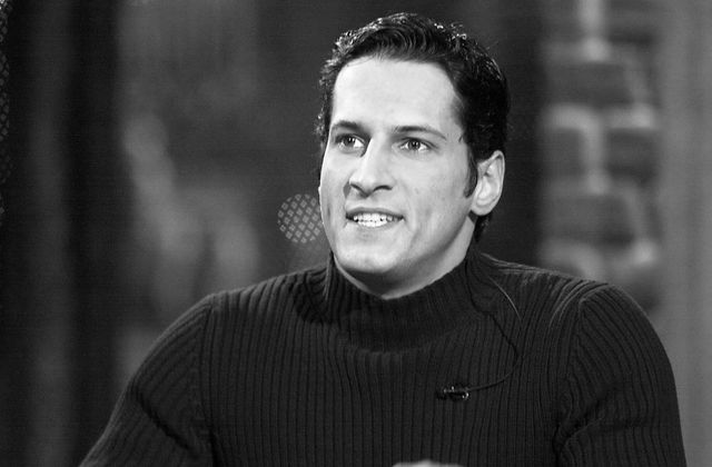 3. Dezember (oder früher): MIRCO NONTSCHEW (✞ 52) | In den 90er Jahren wurde der Comedian mit „RTL Samstag Nacht" einem breiteren Publikum bekannt. Mit seinen Gags, Geräuschen und Grimassen brachte der gebürtige Ost-Berliner Millionen zum Lachen, zuletzt in dem Streaming-Format „LOL – Last One Laughing". In den Nullerjahren spielte Nontschew den Zwerg Tschakko in den „7 Zwerge"-Kinofilmen.