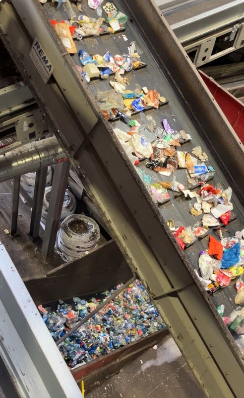 Einblick in die neue Tiroler Sortieranlage: So trennen Hightech-Maschinen Plastik und Metall