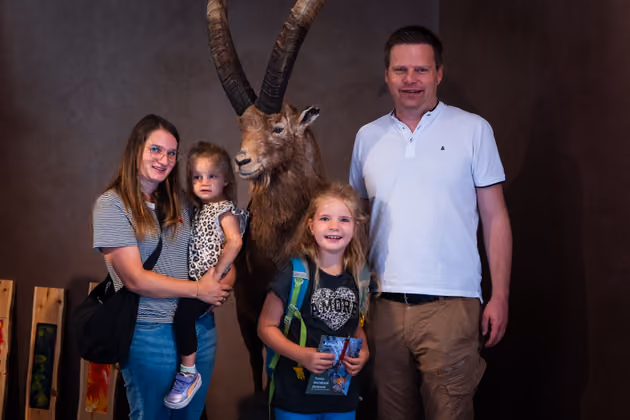Die Familie Haid freute sich über eine Steinbock zum Anfassen.