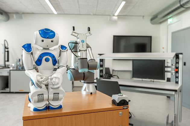 Im Workshop „Robotik zum Anfassen“ erhalten Interessierte Einblicke in verschiedene Roboter und wie diese im Service und Industrie eingesetzt werden.