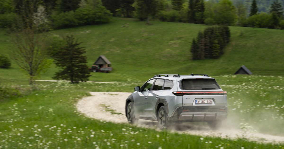Frisch-im-Handel-der-vollelektrische-SUV-Kombi-von-Toyota