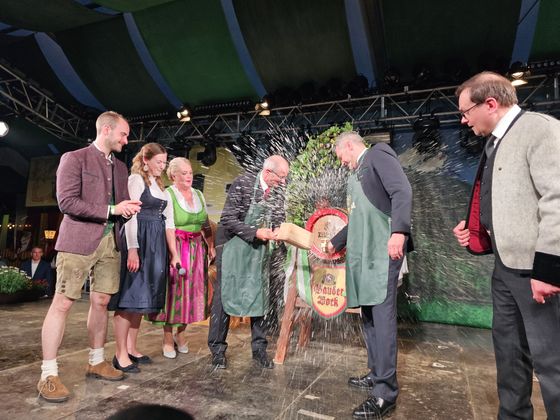 Nehammer und Mattle beim Fassanstich.