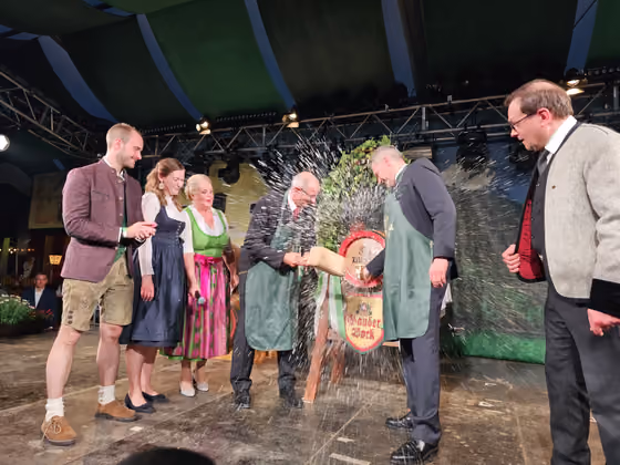 Nehammer und Mattle beim Fassanstich.