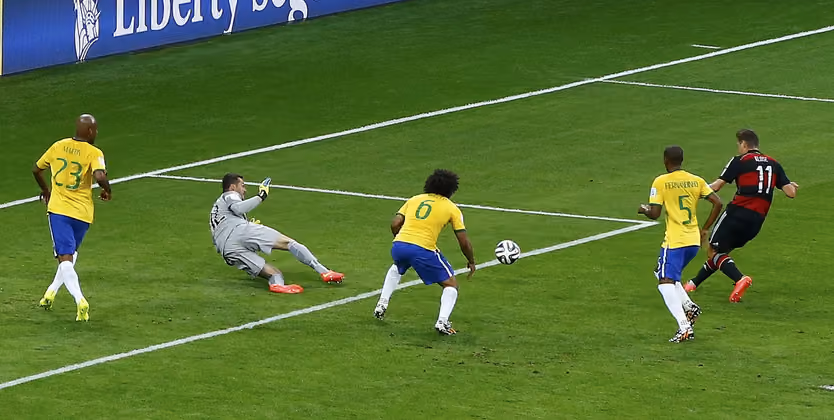 Beim 7:1-Erfolg von Deutschland gegen Brasilien im Halbfinale erzielte Miroslav Klose einen geschichtsträchtigen Treffer. Das 2:0 war sein 16. Tor bei einer Weltmeisterschaft. Damit ist der Lazio-Stürmer alleiniger Rekordhalter.