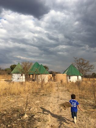 Das Land Simbabwe hat dem Verein 18 Hektar Land geschenkt. 