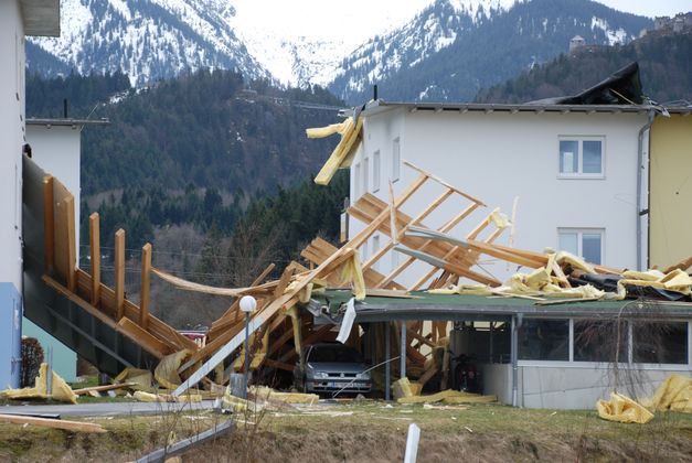 Die Dächer von mehreren Häusern in der Gossenbrotstraße in Reutte wurden abgedeckt.
