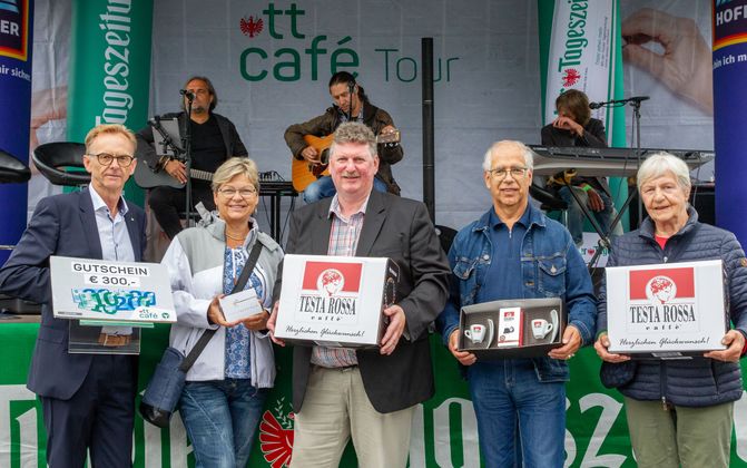 Dez-Centermanager Helmut Larch (l.) und Günter Neyer (Testa Rossa, M.) gratulierten den glücklichen Gewinnern Brigitte Peer, Walter Peer und Anna Platzgummer (v. l.).