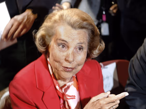 21. September: Liliane Bettencourt (✝ 94) | Das Milliardengeschäft mit der Schönheit hat die Französin zur reichsten Frau der Welt gemacht. Die letzten Lebensjahre der L'Oréal-Erbin bieten Stoff für gleich mehrere Thriller: Vom Butler abgehört, von falschen Freunden ausgenommen und schließlich auf Drängen der Tochter hin entmündigt.