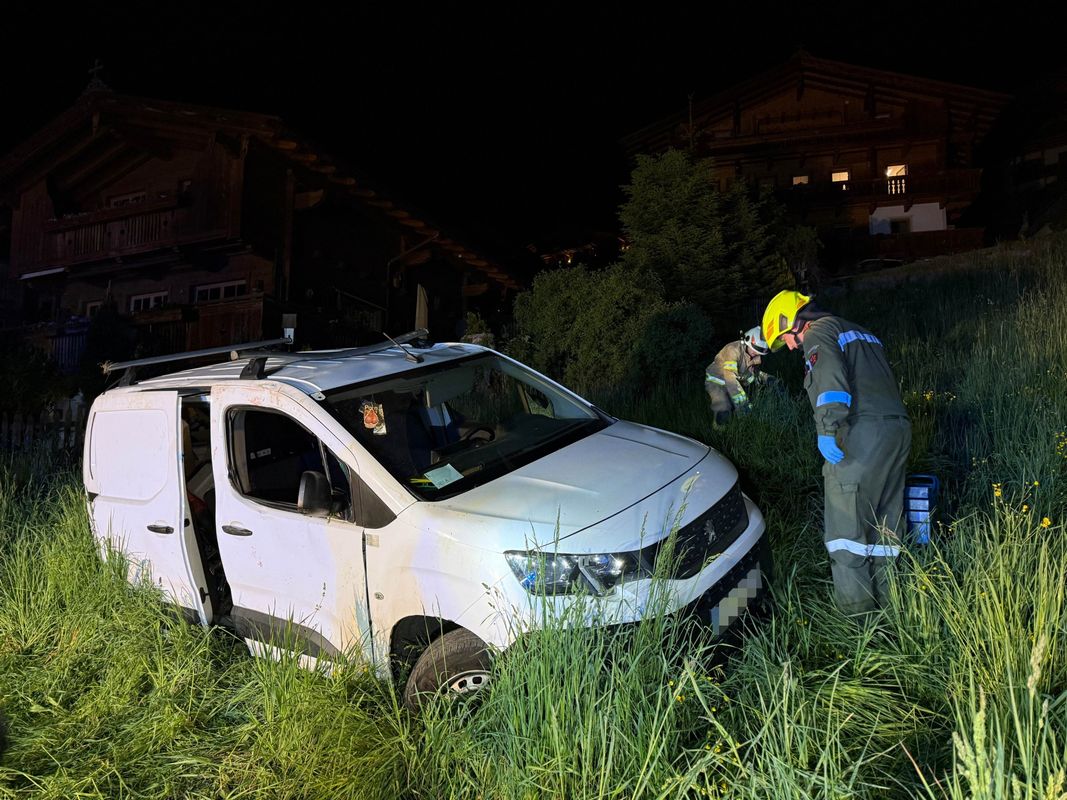 Mehrmals überschlagen: 22-Jähriger bei Absturz in Alpbach aus Transporter geschleudert
