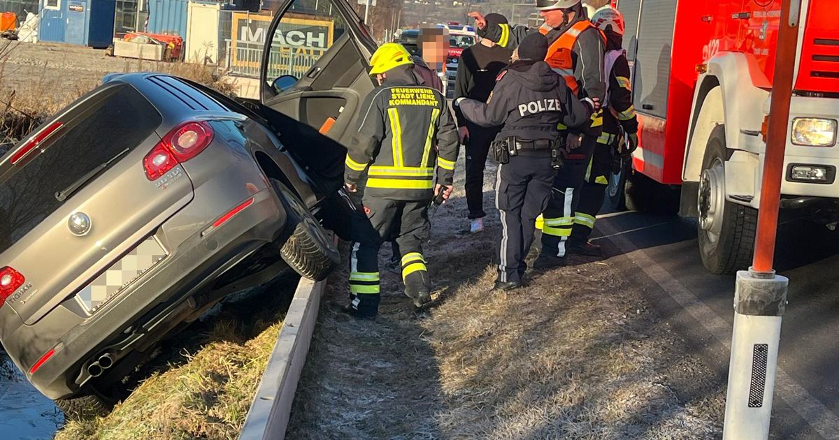 Spektakul-rer-Unfall-in-Osttirol-85-J-hrige-mit-Auto-auf-Mauer-gefangen