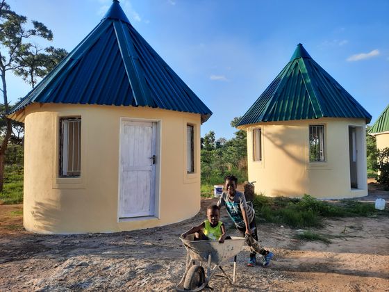 Bisher sind in dem Dorf vier Kinder untergebracht. Um mehr aufzunehmen zu dürfen, muss nun ein Bürogebäude, ein sogenanntes „Administration Center", gebaut werden. So wird es von offizieller Seite vorgeschrieben.