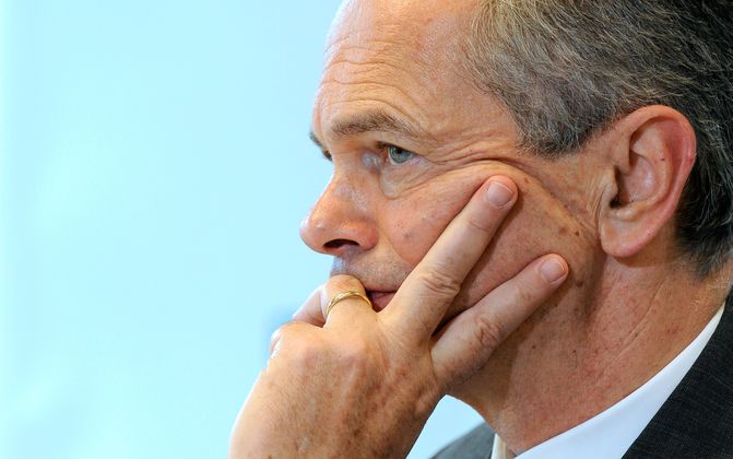 "Wenn Sie große Champagnerflaschen sehen wollen, müssen sie zur Industriellenvereinigungs- oder zur Arbeiterkammerloge gehen, aber nicht bei der Wirtschaftskammer, da gibt's das nicht." - Auch Erste-Stiftung Aufsichtsrat Andreas Treichl war am Opernball zum Scherzen aufgelegt.