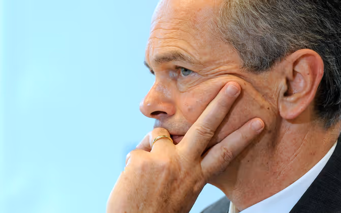 "Wenn Sie große Champagnerflaschen sehen wollen, müssen sie zur Industriellenvereinigungs- oder zur Arbeiterkammerloge gehen, aber nicht bei der Wirtschaftskammer, da gibt's das nicht." - Auch Erste-Stiftung Aufsichtsrat Andreas Treichl war am Opernball zum Scherzen aufgelegt.