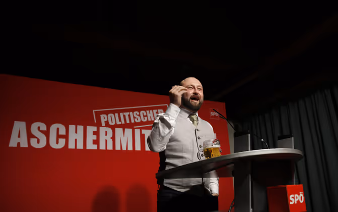  "Dieses System ist nicht gottgegeben. Ich habe den Diakon in meiner Gemeinde gefragt. Er hat es nicht in der Bibel gefunden." ... SPÖ-Nationalratsabgeordneter Max Lercher wettert gegen das heutige Wirtschaftssystem.