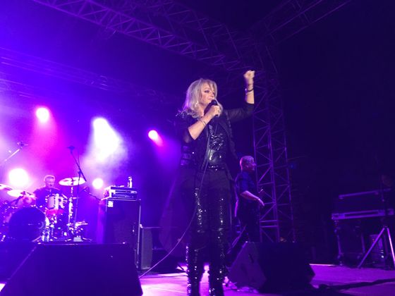 Rocksängerin Bonnie Tyler gab auf der Festung Kufstein beim WM-Konzert ihre Hits zum Besten.