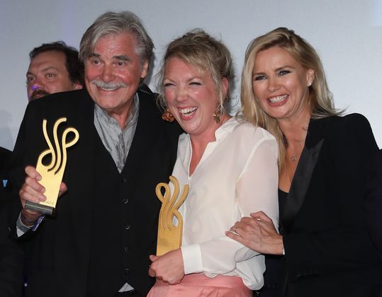 Die Schauspieler Peter Simonischek, Lina Beckmann und Veronica Ferres feiern nach der Verleihung des Deutschen Schauspielpreises. 
