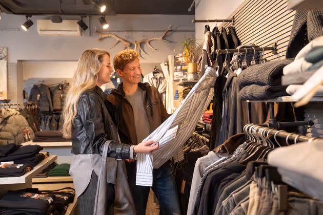 Beim Night Shopping am 17. September öffnet die Kufsteiner Innenstadt ihre Türen bis 21 Uhr und lädt dazu ein, die aktuellen Looks zu shoppen. 